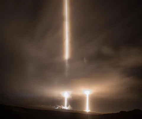 El artefacto fue lanzado al espacio en la noche del viernes en un cohete de la empresa SpaceX, de propiedad de Elon Musk